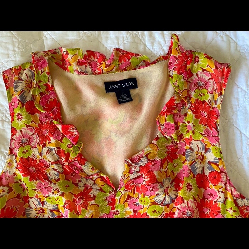 Ann Taylor Sleeveless, fully lined, v-neck top